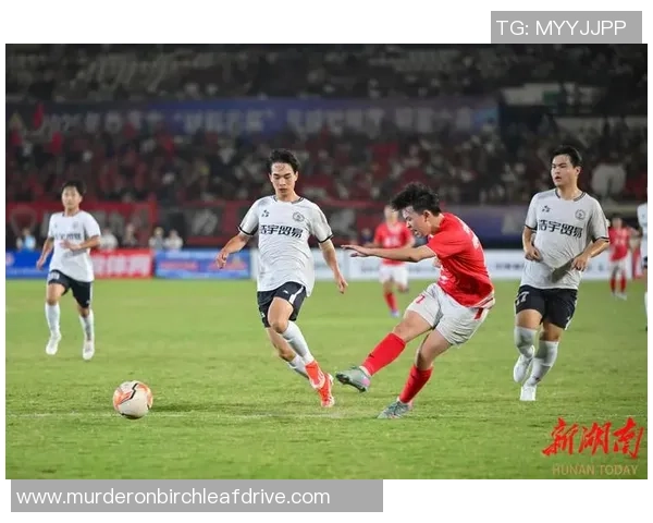 足球明星露大乌引发热议球迷热情高涨赛场内外的精彩瞬间回顾